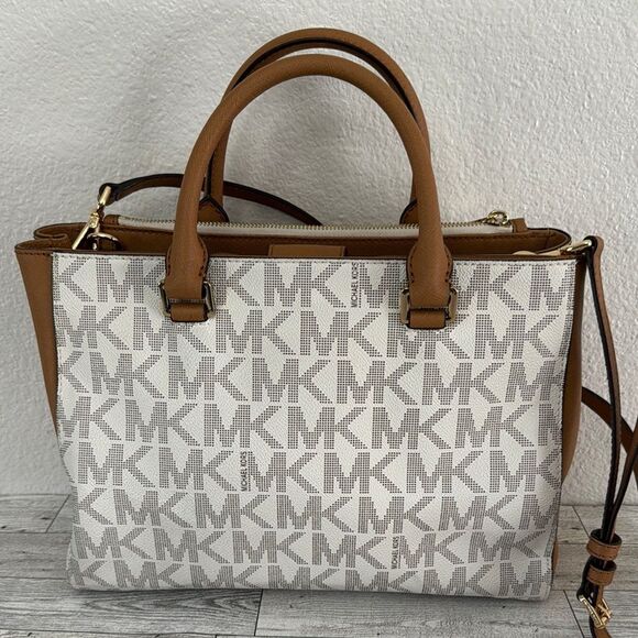Michael Kors Cream and Tan Signature Satchel - Picture 4 of 17